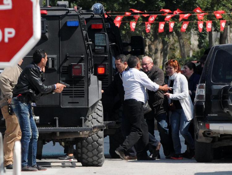 Turisti evacuati dal Museo del Bardo a Tunisi - AFP