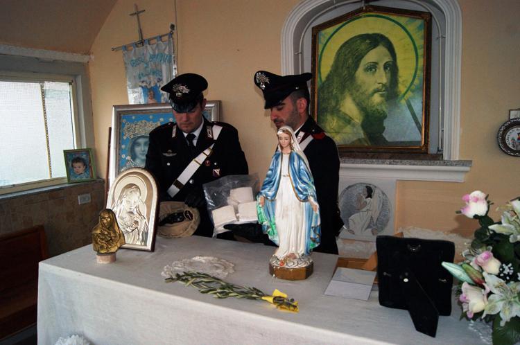 Napoli: armi e droga in cappella votiva con dediche a boss clan