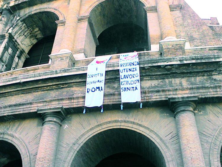La protesta dei movimenti per la casa sul Colosseo (Adnkronos)