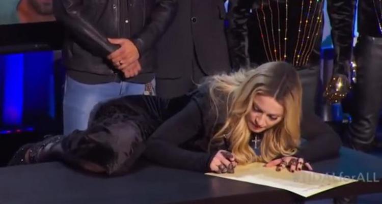 Il momento della firma di Madonna sul palco dello Skylight