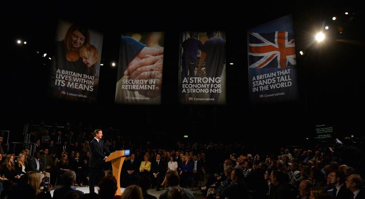 Il premier David Cameron sabato ad una manifestazione dei Conservatori a Manchester (Foto Paul Ellis/Afp)