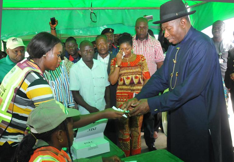 Il voto di Goodluck Jonathan a Otuoke (Infophoto)