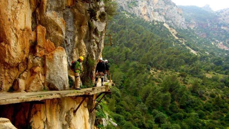 Mezz'ora di adrenalina sulle passerelle del “Caminito del Rey”, lungo pareti a strapiombo sulla valle dell’Hoyo