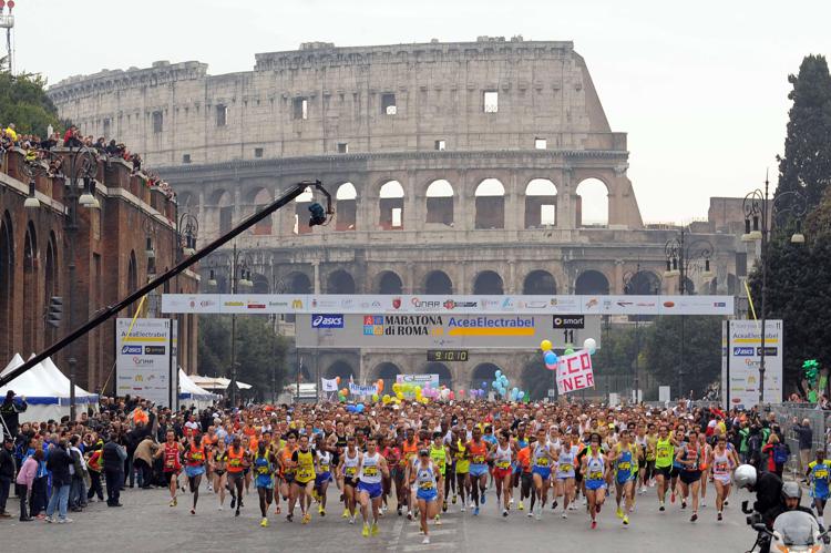 Maratona di Roma sotto la pioggia, il via dai Fori Imperiali