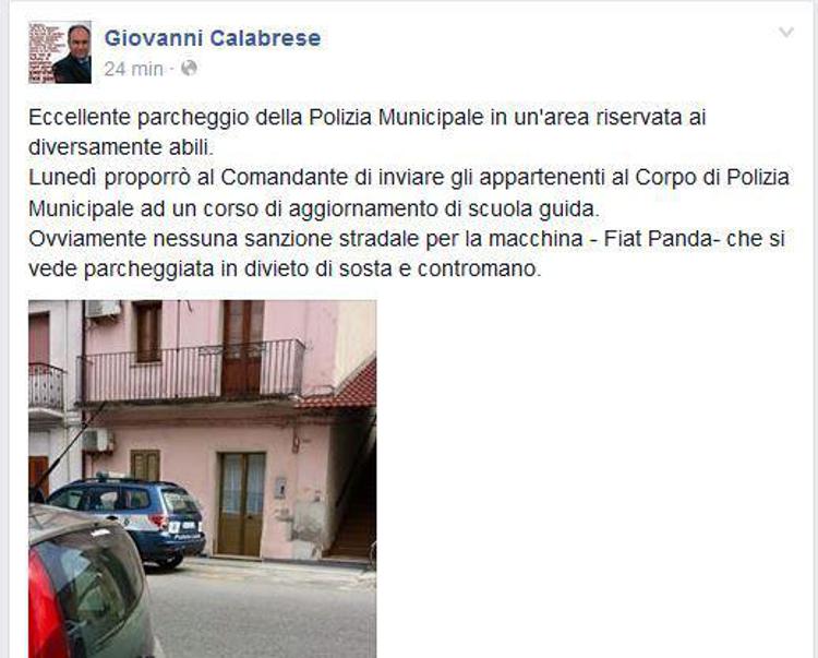 Locri: auto vigili in parcheggio disabili, sindaco posta foto su Fb
