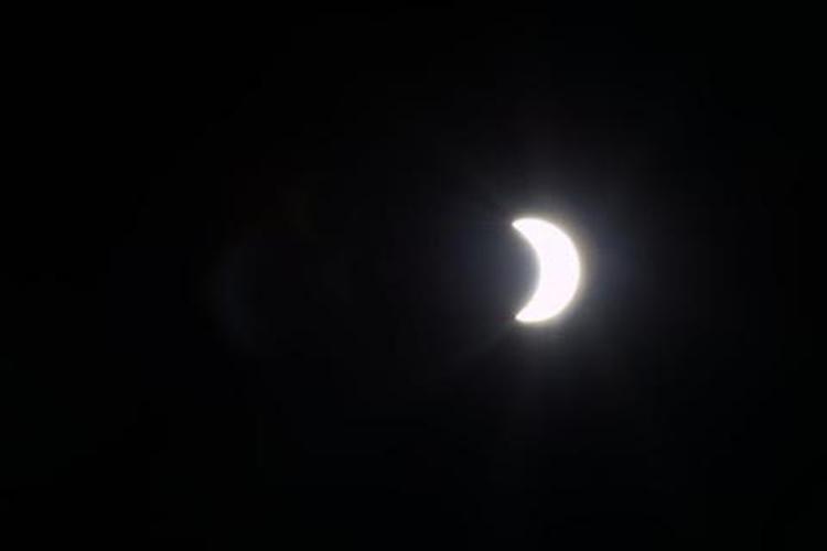 Foto dell'eclissi di Samantha  Cristoforetti e inviata con un tweet
