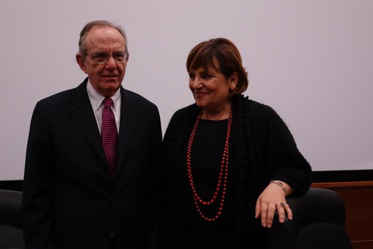 Il ministro dell'Economia, Pier Carlo Padoan con il direttore dell'Agenzia delle entrate, Rossella Orlandi