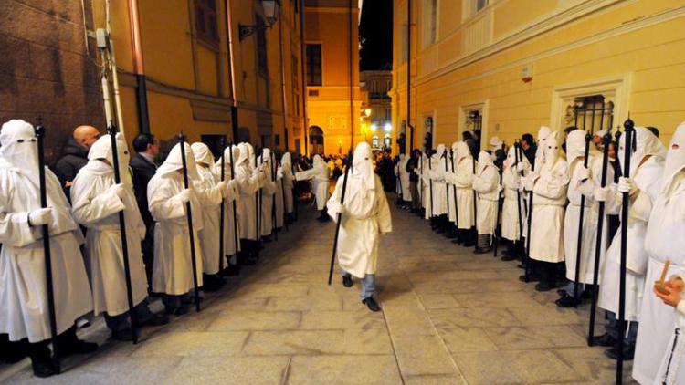 “Baballottis” in corteo a Iglesias nelle processioni che precedono la Pasqua. “S’Incontru” e “S’Inserru” chiudono i riti