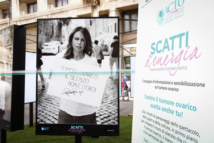 Tumori: immagini e parole contro cancro ovaio, al via campagna informazione