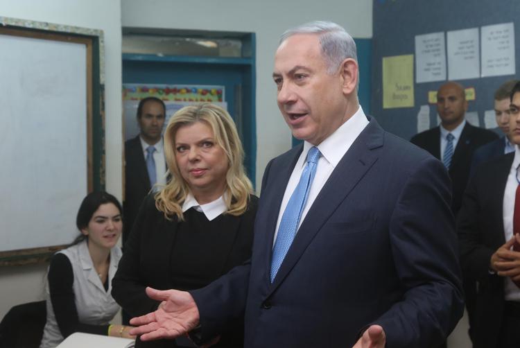 Il premier israeliano Benjamin Netanyahu al seggio elettorale con la moglie Sara (Infophoto)