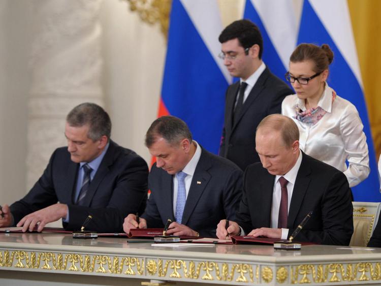 Il momento della firma del trattato di annessione della Crimea alla Russia (Foto Xinhua)