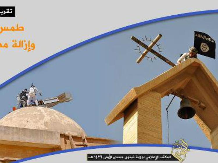 Iraq: sul Web foto della furia dell'Is contro croci e statue cristiane