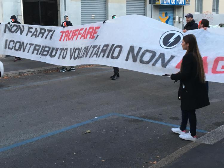 Scuola: blitz del Blocco studentesco a Milano, striscione davanti al Carducci