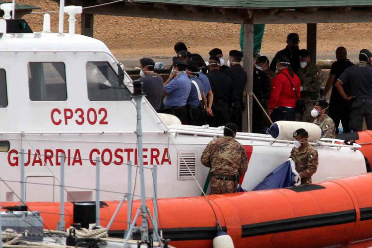 Migranti: 12 morti tra i profughi soccorsi dalla Guardia Costiera