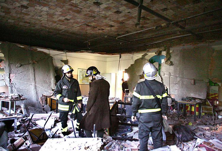 Nella foto il crollo del controsoffitto in muratura all'interno di un' aula del liceo Darwin di Torino, nel novembre 2008, in cui morì  uno studente, Vito Scafidi, di 17 anni. (Infophoto)  - INFOPHOTO