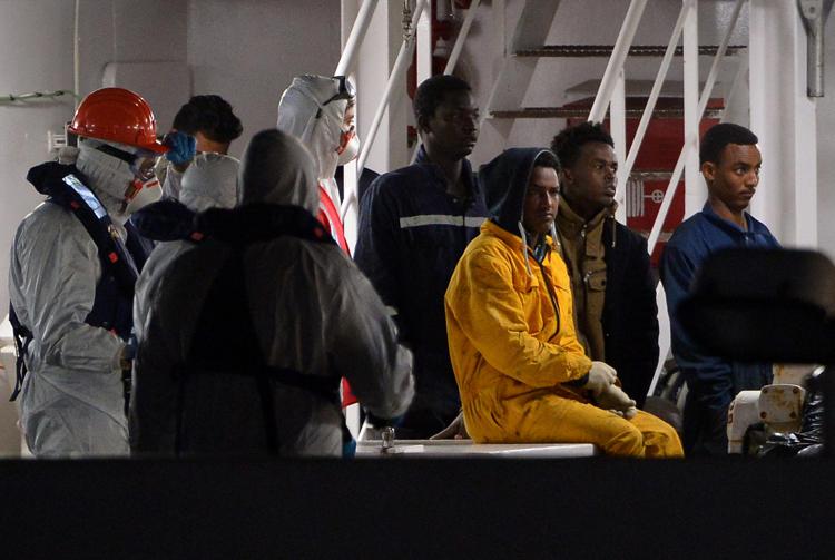 Migranti, in 900 sbarcano a Taranto. Casi sospetti di scabbia