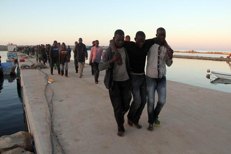 Migranti in un porto libico