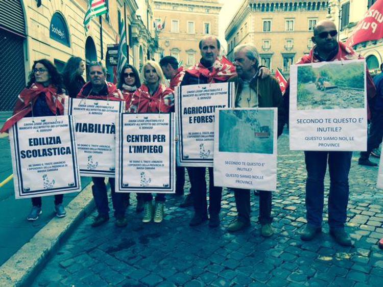 Manifestazione a Roma dei dipendenti delle province (Adnkronos)