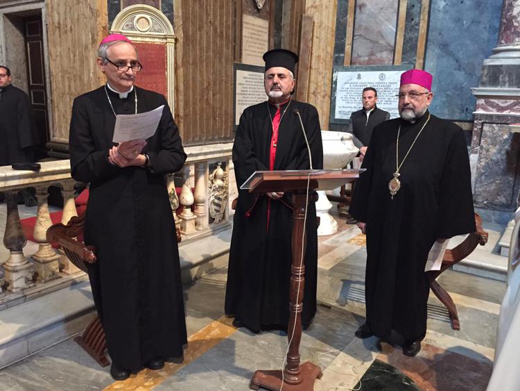 Il vescovo ausiliare di Roma Zuppi con il patriarca siro di Antiochia e il vescovo armeno di Aleppo