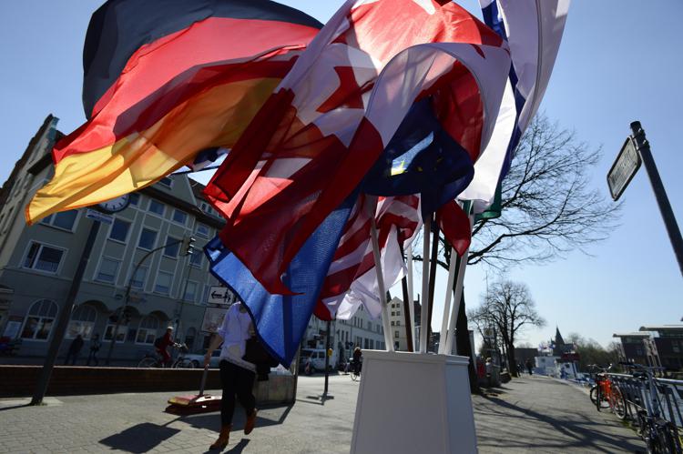 Bandiere dei paesi del G7 a Lubecca.  - (foto AFP)