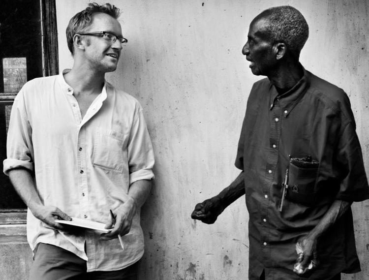 Il giornalista David Van Reybrouck impegnato in una delle interviste riportate nel suo libro 'Congo' (Foto di Stefan Vanfleteren)