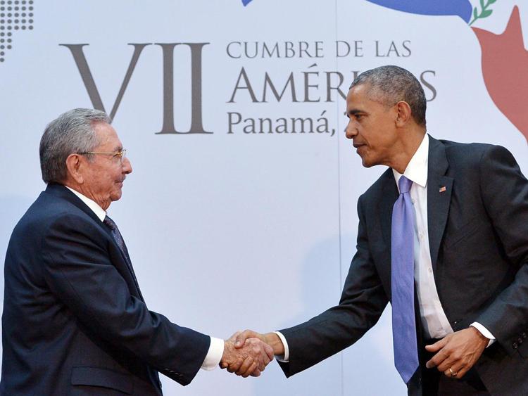 Barack Obama e Raul Castro a Panama durante il vertice delle Americhe (Afp)