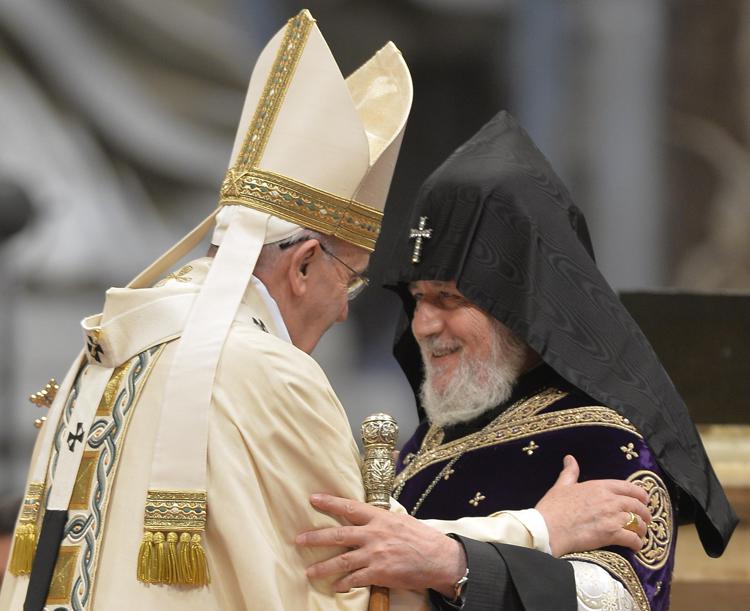 Papa Francesco e il Patriarca armeno Karekin II (AFP)  - (AFP)