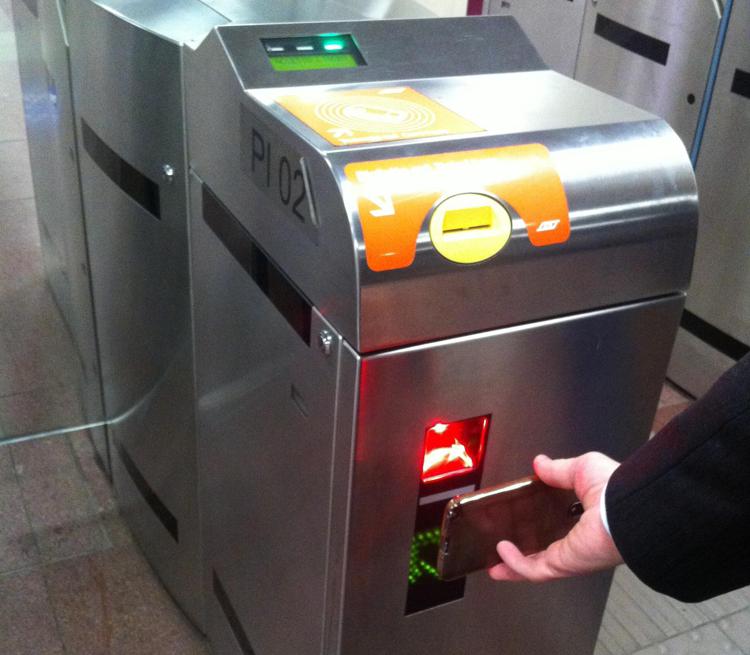 Milano: in metro con lo smartphone, dal 1 maggio arriva biglietto virtuale