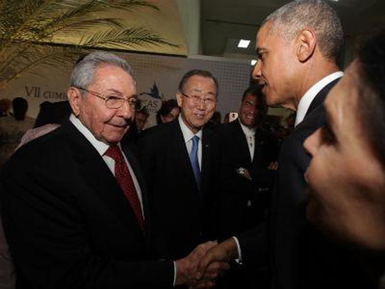 La stretta di mano tra Raul Castro e Barack Obama - (Infophoto)