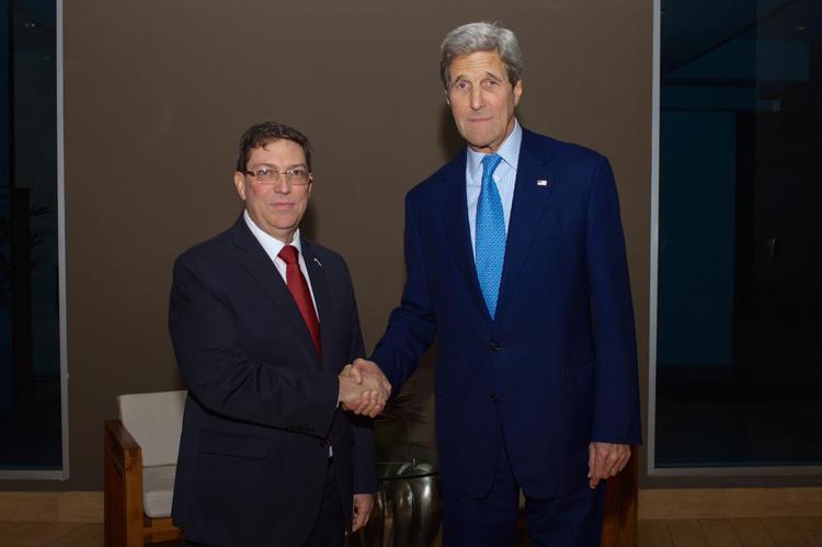 La stretta di mano fra Rodriguez e Kerry a Panama - (foto dipartimento di Stato Usa)