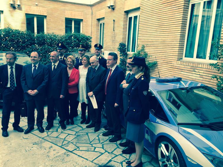 La Lamborghini della Polizia di Stato con l'equipe chirurgica e il ministro Lorenzin