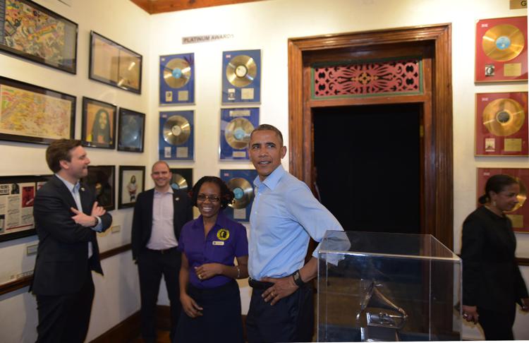 Barack Obama nella casa-museo di Bob Marley - AFP - AFP