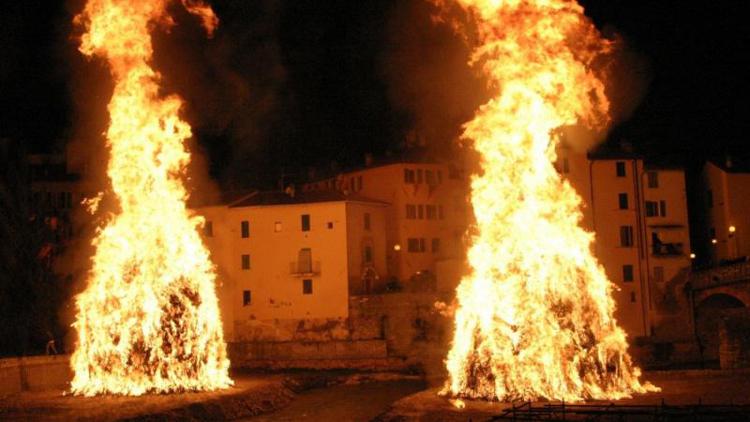 La Festa del Falò di Rocca San Casciano, i due rioni in gara per il fuoco più grande