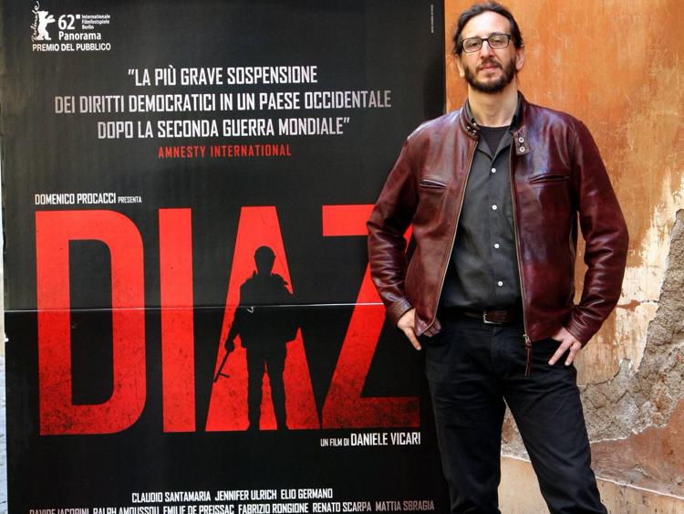 Il regista Daniele Vicari davanti alla locandina del film 'Diaz' (foto Infophoto)