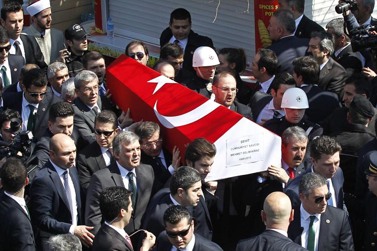 I funerali del pm Mehmet Selim Kiraz, preso in ostaggio martedì scorso da due 'brigatisti' del Dhkp-C e poi ucciso nell'assalto delle teste di cuoio (Infophoto) - INFOPHOTO