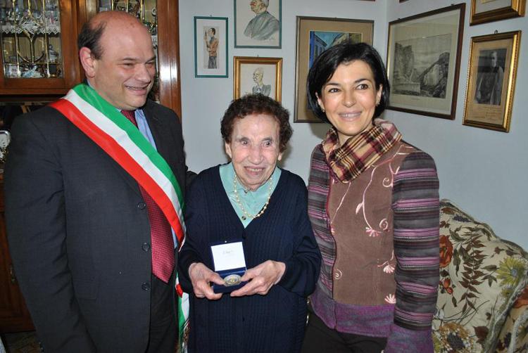 Il sindaco di Sassari Nicola Sanna fa visita alla signora Filomena Muresu con l'assessore Monica Spanedda 