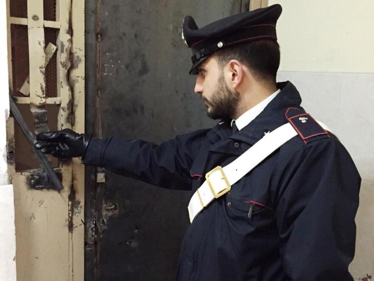 I 'bancomat della droga' a Secondigliano (Napoli), porte blindate con fessure per lo spaccio