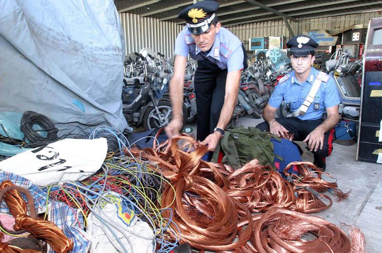 Carabinieri scoprono un deposito di rame rubato  (Infophoto) - INFOPHOTO