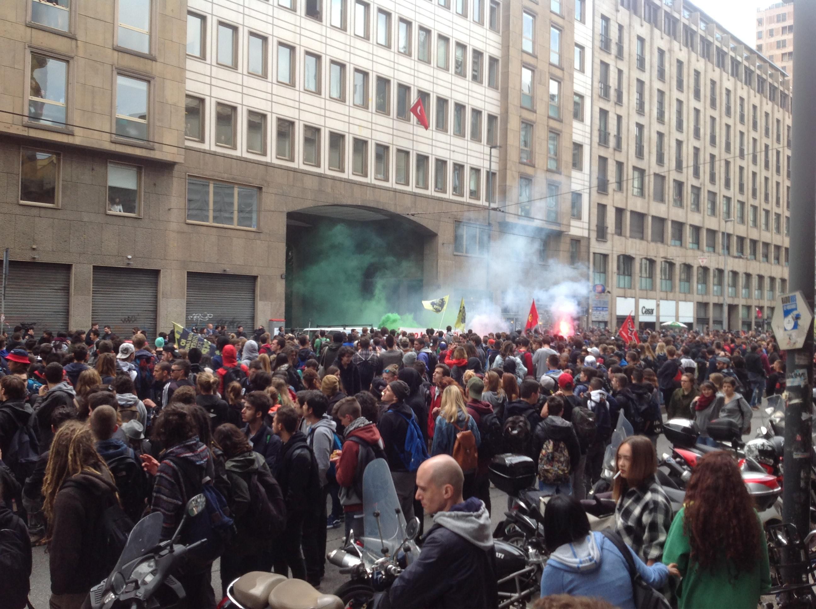 Cortei studenti e antagonisti a Milano per protestare contro Expo