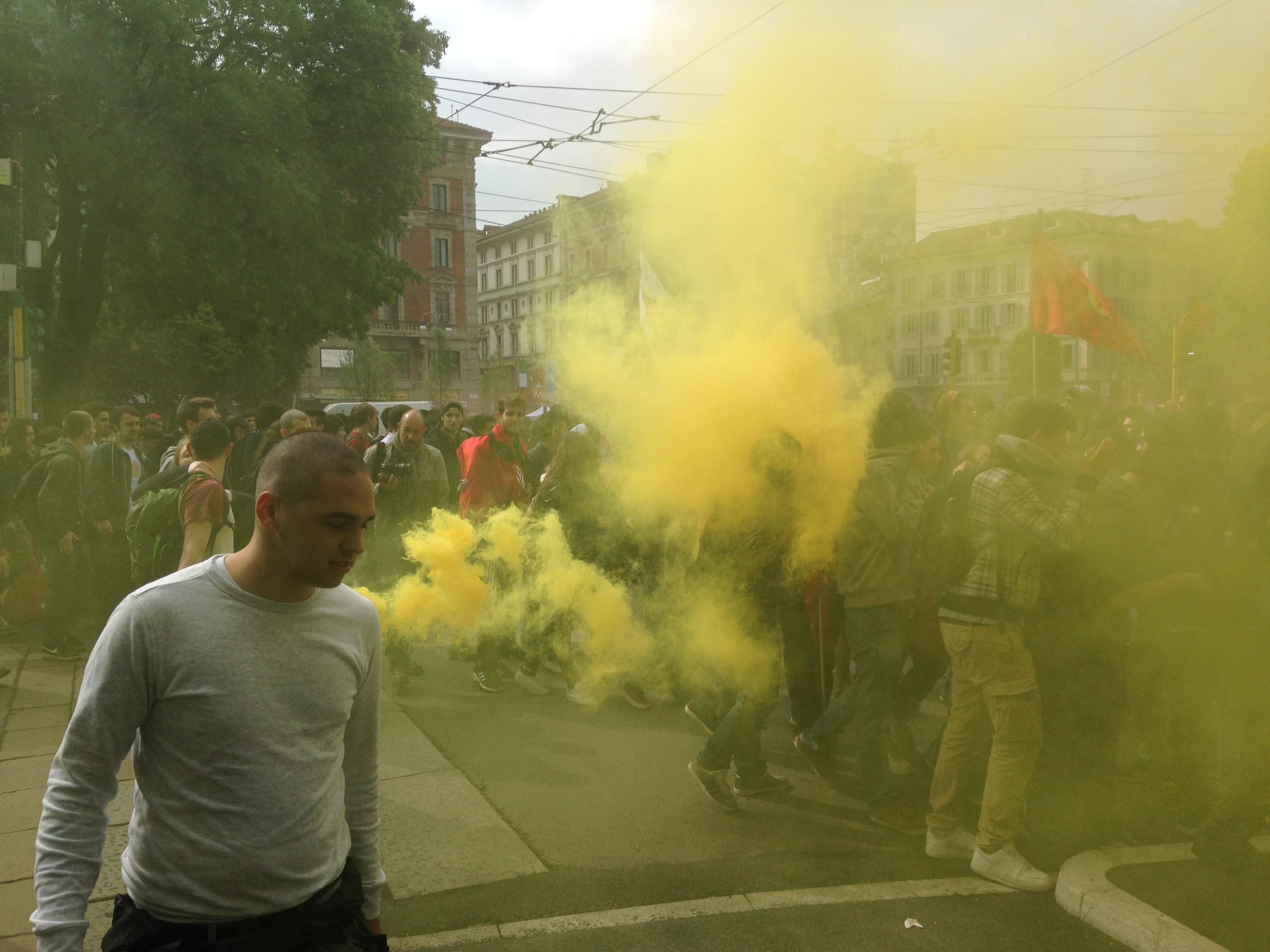 Momenti di tensione al corteo degli studenti e degli antagonisti a Milano scesi in piazza per dire 'No Expo'
