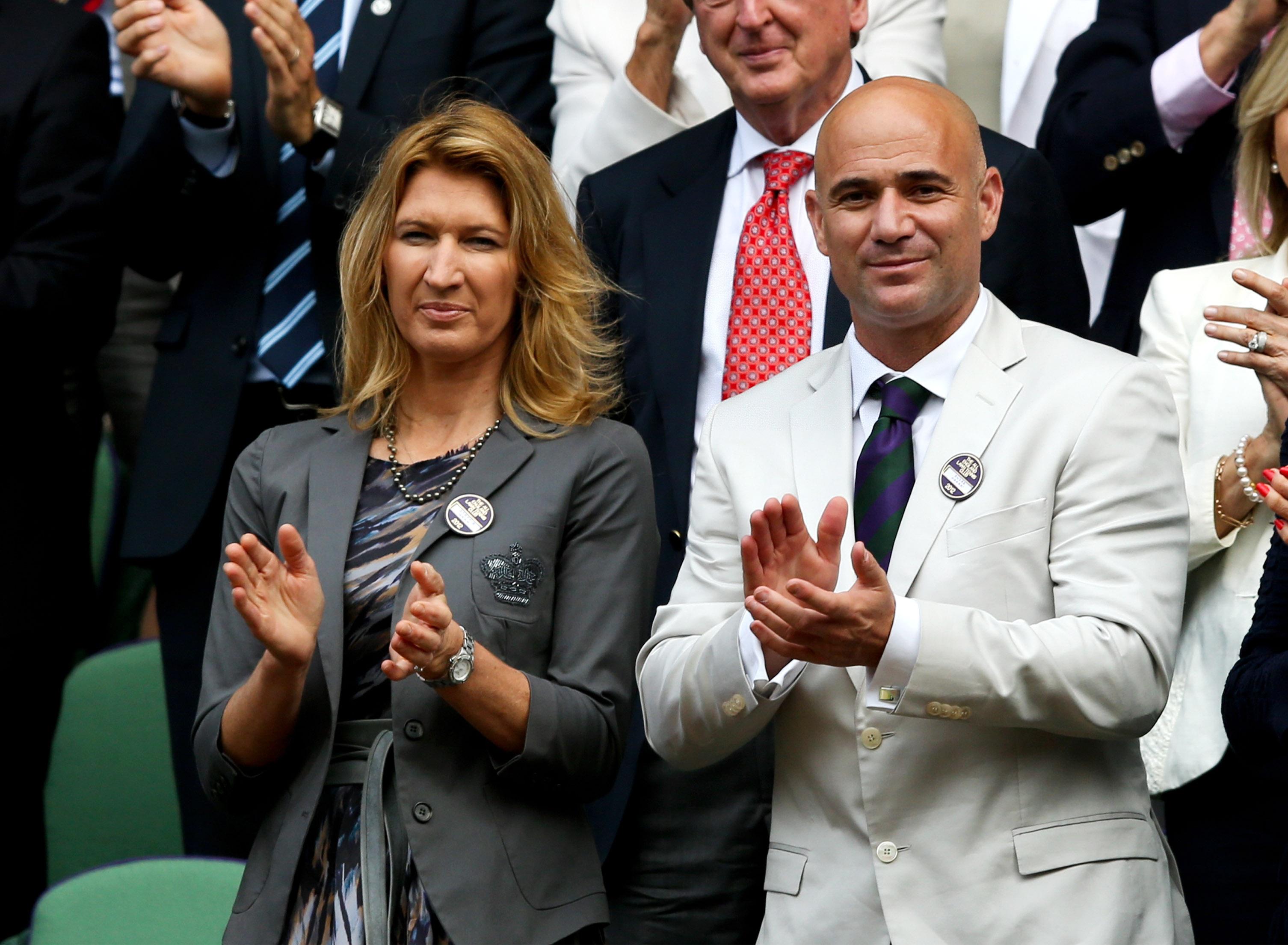 Agassi a Wimbledon con la moglie Steffi Graf