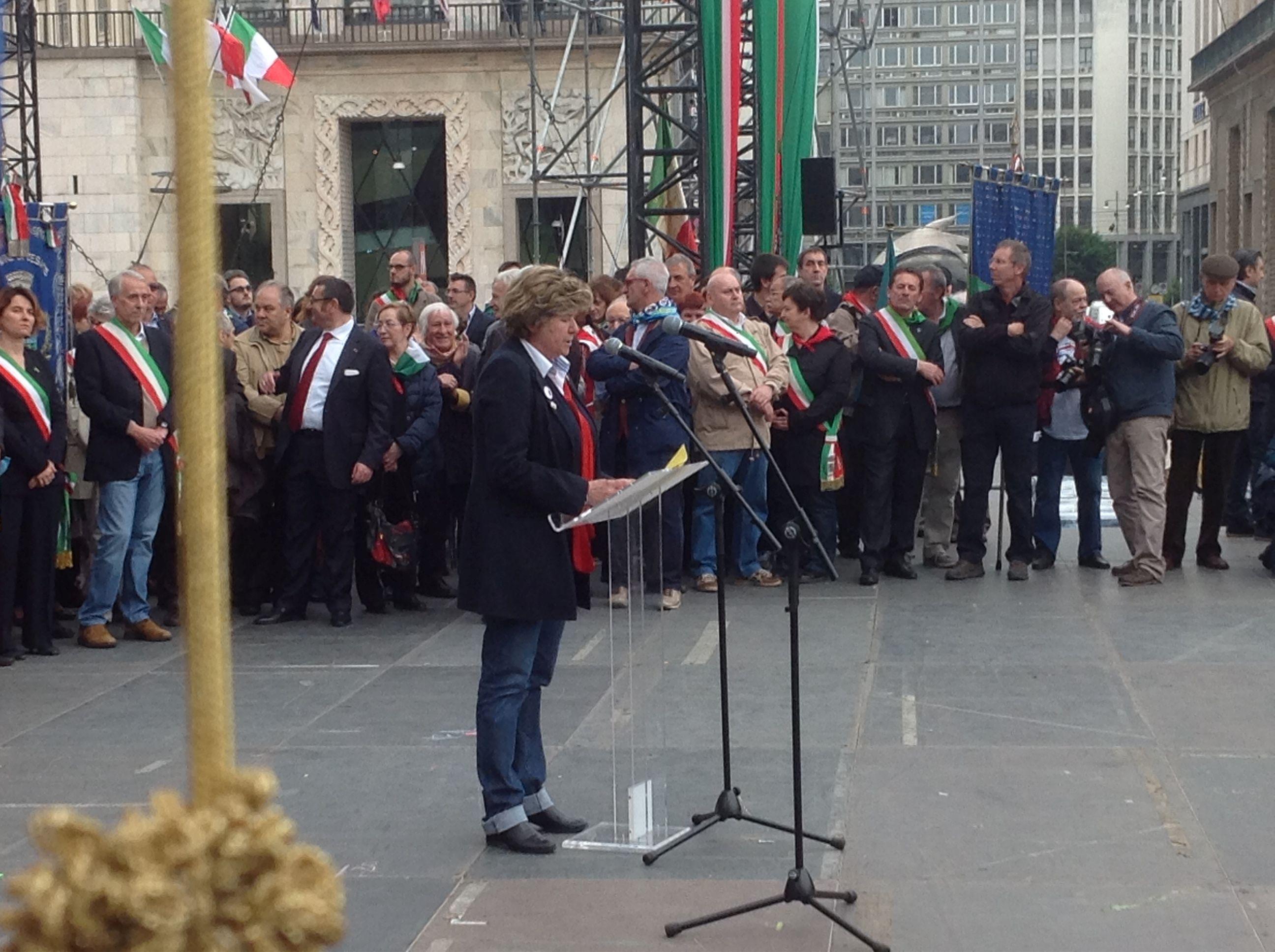 Il segretario generale della Cgil Susanna Camusso sul palco in piazza Duomo a Milano