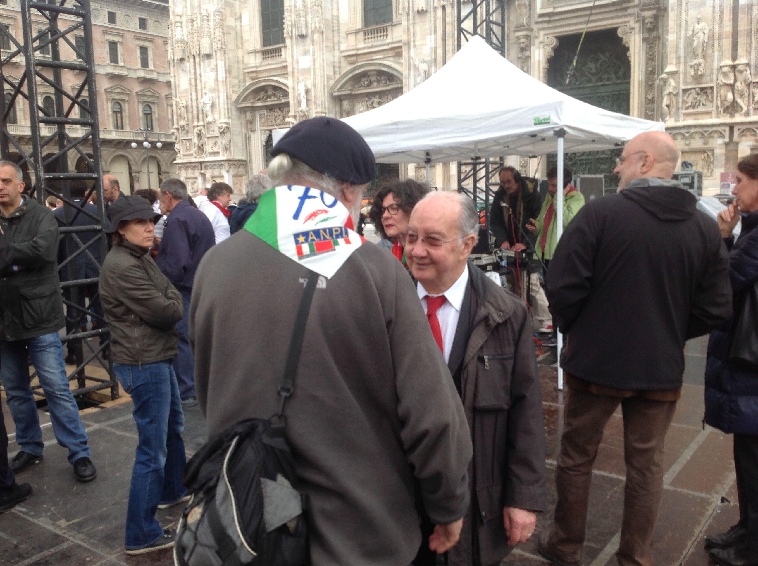 L'ex sindaco Carlo Tognoli sul palco di Piazza Duomo per il 25 aprile