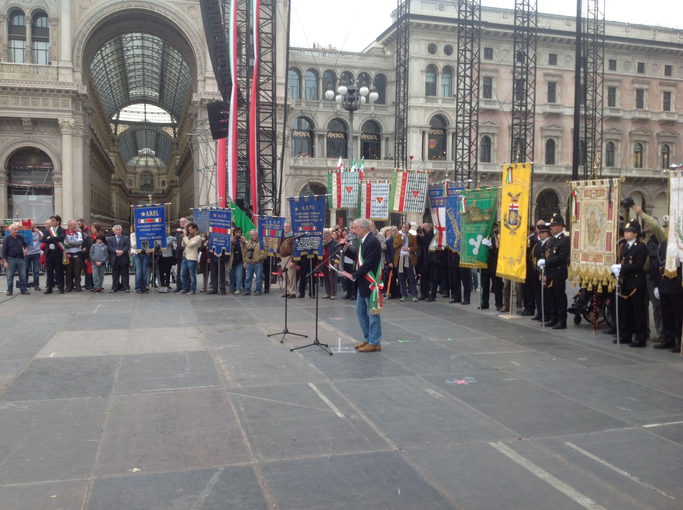 Piazza Duomo a Milano durante cerimonia per la Liberazione