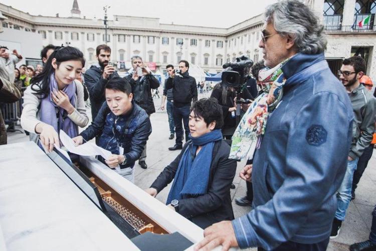 Andrea Bocelli e Lang Lang provano il pianoforto 'marmoreo' in piazza Duomo a Milano