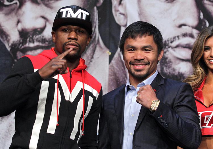 Floyd Mayweather Jr. e Manny Pacquiao in posa durante la conferenza stampa all'MGM di Las Vegas (Foto Afp) - AFP