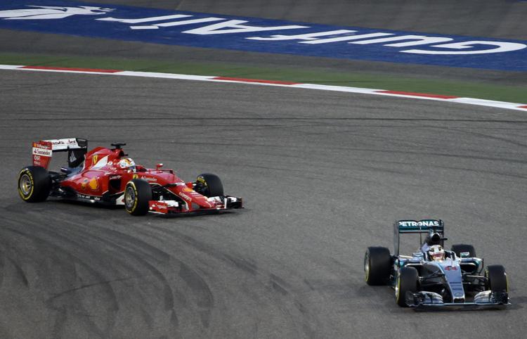 La Mercedes di Lewis Hamilton e la Ferrari di Sebastian Vettel  (Foto Afp) - AFP