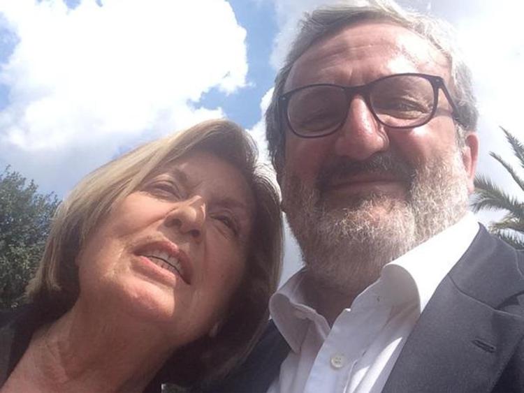 Il selfie dei due candidati alle regionali in Puglia Michele Emiliano e Adriana Poli Bortone