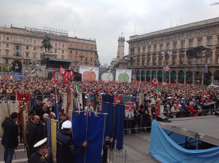 Milano scende in piazza per il 25 aprile. Fischi per la Brigata ebraica e il Pd