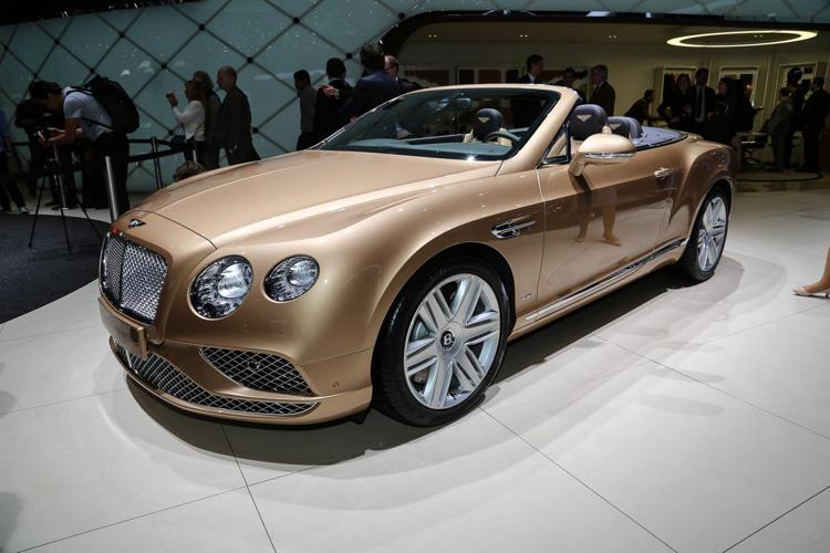 Un'auto Bentley    - (foto d'archivio)